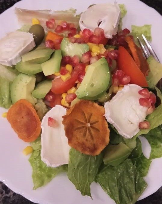 ENSALADA CON QUESO DE CABRA, GRANADA Y AGUACATE